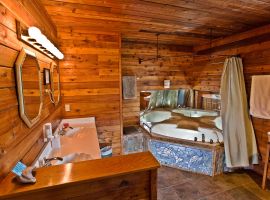 Juan De Fuca Suite Accommodation – Spacious Washroom with Jacuzzi
